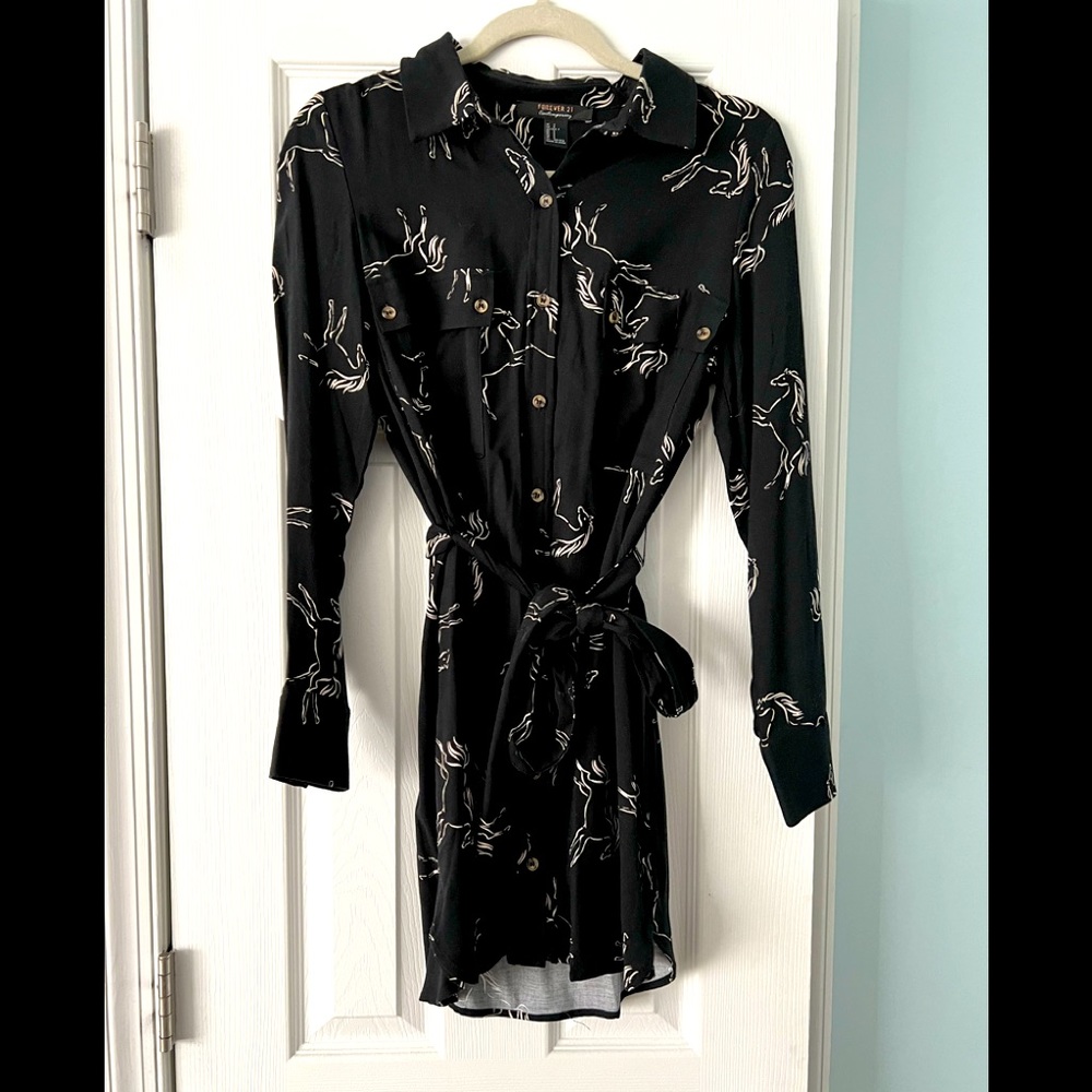 Forever 21 S button-up, collared dress w matching waist tie.  Never worn